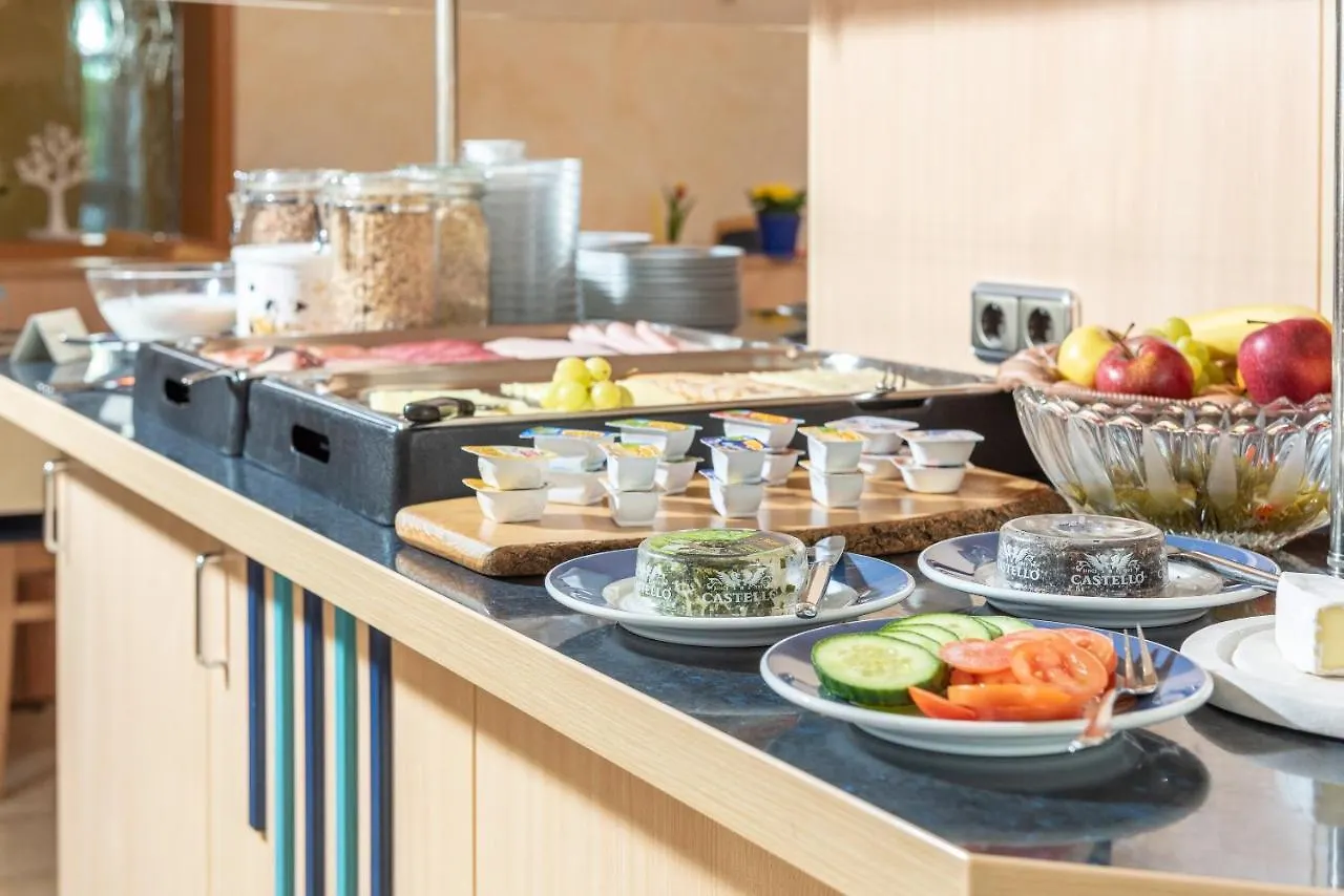 Hotel Am Wiesenweg L 24H Check-In Hausen  Germany